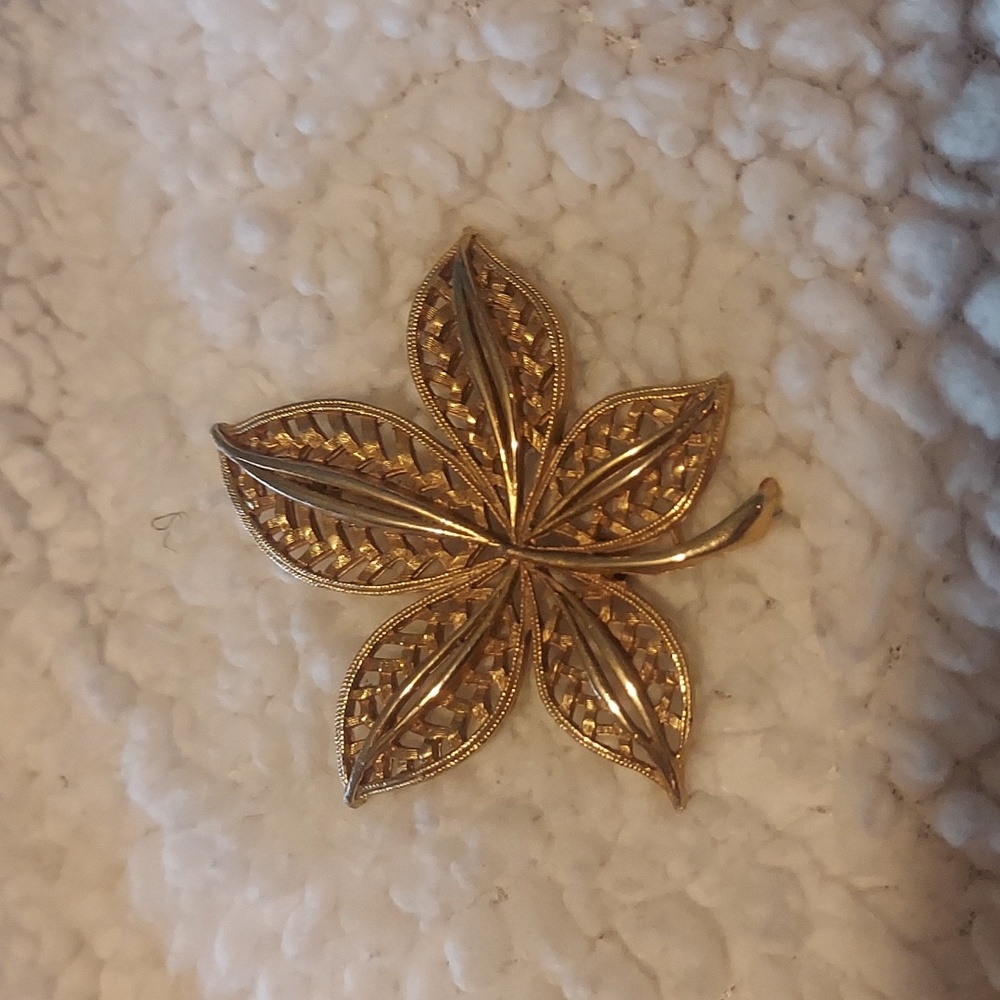 Women's vintage 2 tones of metal pin or broach